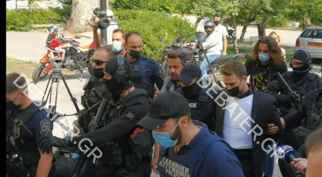 Προθεσμία για να απολογηθεί έλαβε ο Μπάμπης Αναγνωστόπουλος – Με αλεξίσφαιρο και συνοδεία πάνοπλων αστυνομικών