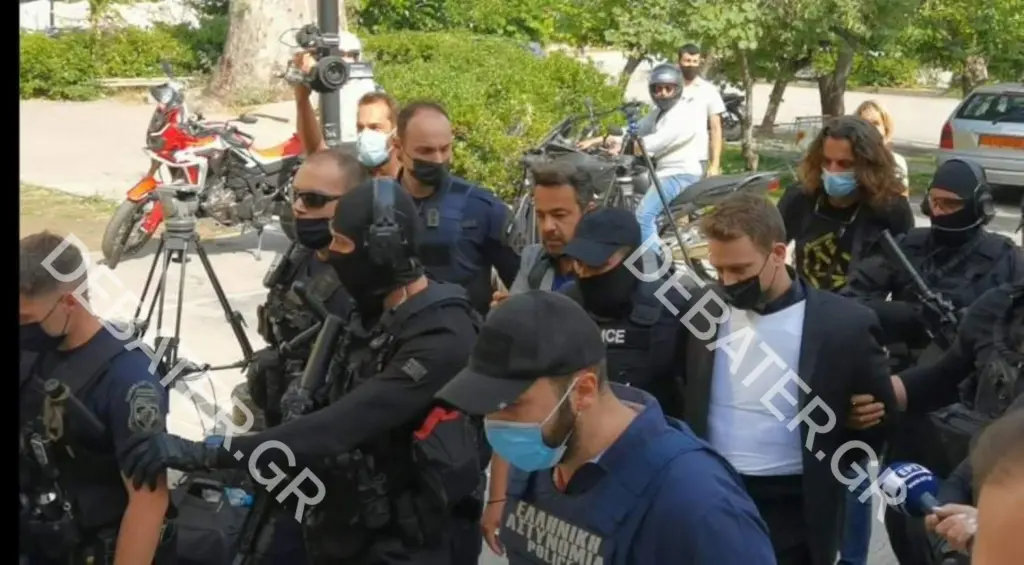 Προθεσμία για να απολογηθεί έλαβε ο Μπάμπης Αναγνωστόπουλος – Με αλεξίσφαιρο και συνοδεία πάνοπλων αστυνομικών