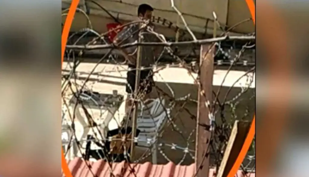 Η πρώτη φωτογραφία του Μπάμπη Αναγνωστόπουλου μέσα από τις φυλακές του Κορυδαλλού