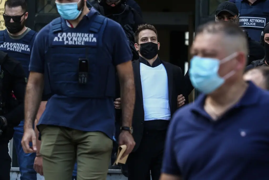 Νέες εικόνες του Μπάμπη Αναγνωστόπουλου στη φυλακή  – Η πρώτη μπουγάδα και η φροντίδα στις γάτες (pics)
