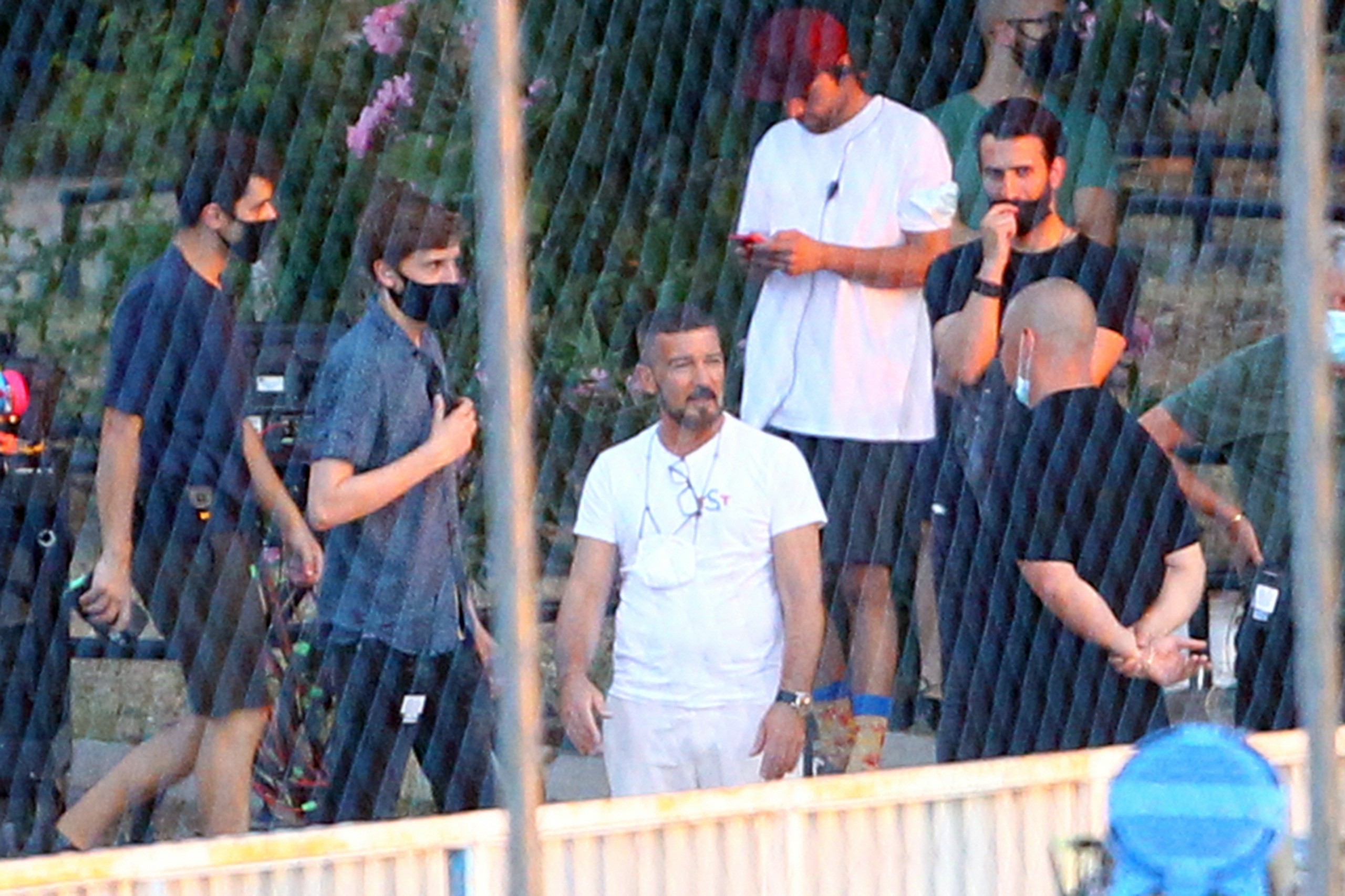 Με total white look ο Μπαντέρας στο σετ των γυρισμάτων του “The Enforcer” (pics)