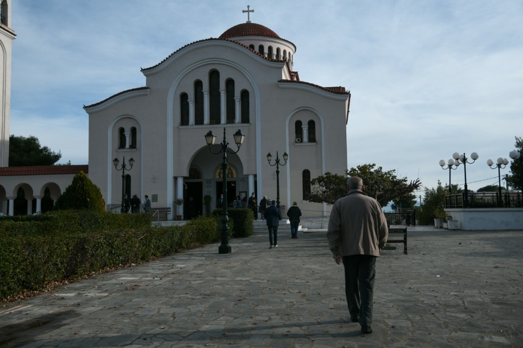 Σε “ασφυκτικό κλοιό” 72 οικογένειες στη Νέα Μάκρη από την Εκκλησία – Διεκδικεί τις περιουσίες τους