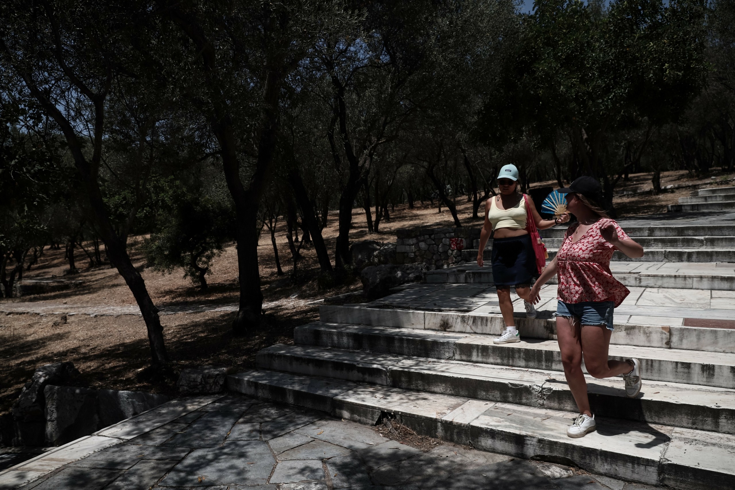 Οι σκέψεις της κυβέρνησης για τα προνόμια των εμβολιασμένων – Τα σενάρια για τη διασκέδαση