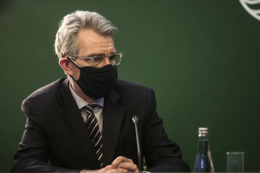 Οι βόλτες του Αμερικανού πρέσβη με πατίνι και ποδήλατο στη Θεσσαλονίκη – Τα “πράσινα” δώρα στον δήμαρχο (vids)