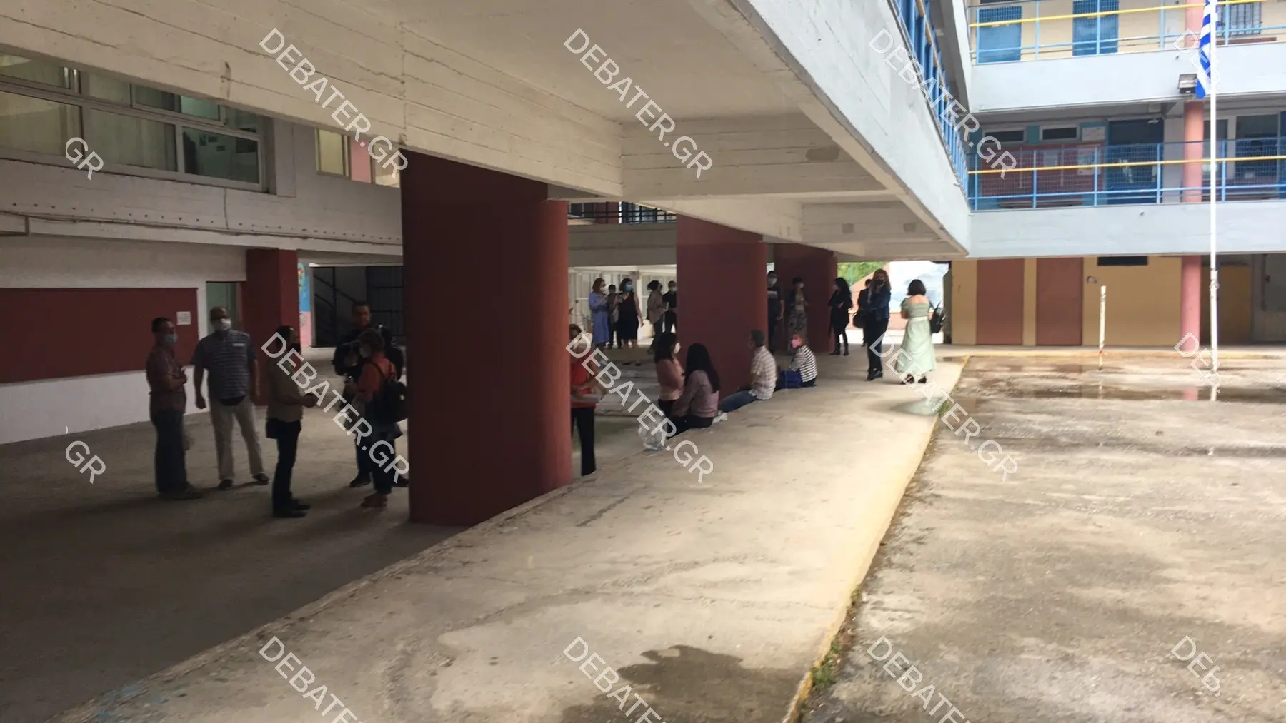 Σε θέσεις μάχης οι υποψήφιοι των Πανελλαδικών – Αγωνία λίγο πριν την έναρξη των εξετάσεων (pics&vid)