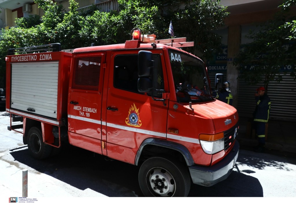 Φωτιά τώρα στο δημαρχείο της Πάτρας (pics&vid)