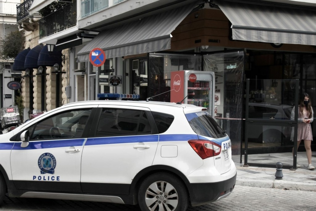 Σκηνές χολιγουντιανής ταινίας στην Αθήνα – Προσπάθησαν να τον συλλάβουν και χτύπησε αστυνομικό με το αμάξι (pics)