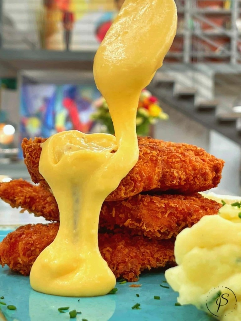 Σνίτσελ κοτόπουλο με cheddar sauce από τον Πέτρο Συρίγο
