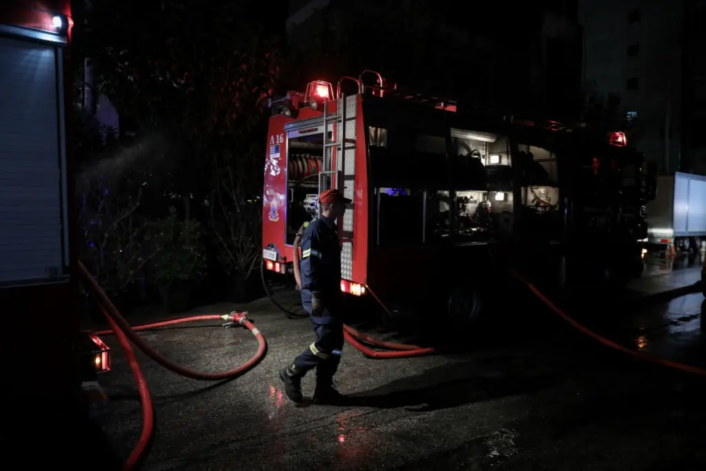 Δέντρο έπεσε πάνω σε πολυκατοικία στην Καλαμαριά