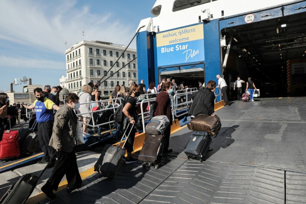 Γεμάτα φεύγουν τα πλοία από τα λιμάνια της χώρας – Η εκτίμηση της κίνησης σε Πειραιά, Ραφήνα και Λαύριο