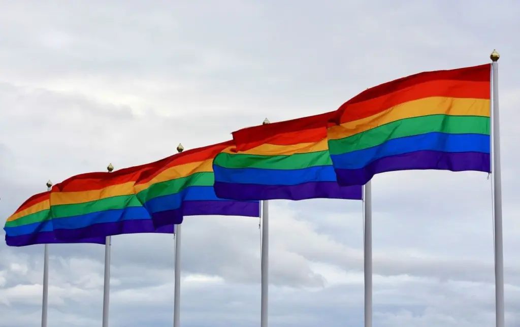 To Λονδίνο γιορτάζει τα 50 χρόνια Pride με μία παρέλαση γεμάτη άφθονο γκλίτερ (vid)