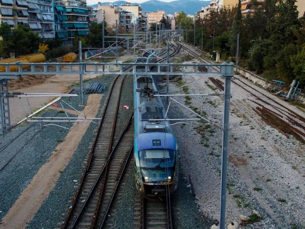 Υπάλληλος στον Προαστιακό της Κορίνθου λιποθύμησε και έπεσε στις ράγες