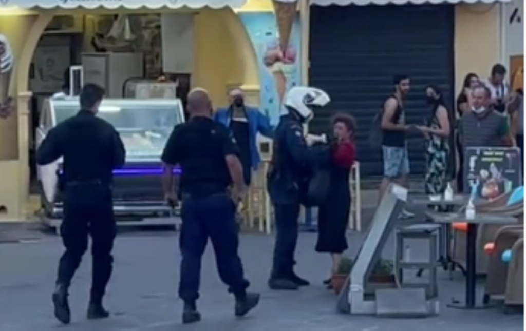 Συνέλαβαν πλανόδια μουσικό στη Ρόδο – Χειροκροτούσε ειρωνικά ο κόσμος – Η απάντηση της αστυνομίας (vid)