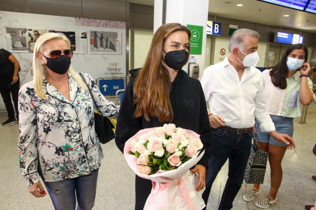 Επέστρεψε στην Ελλάδα η Μαρία Σάκκαρη – Δεν εμφανίστηκε στο αεροδρόμιο ο Κωνσταντίνος Μητσοτάκης