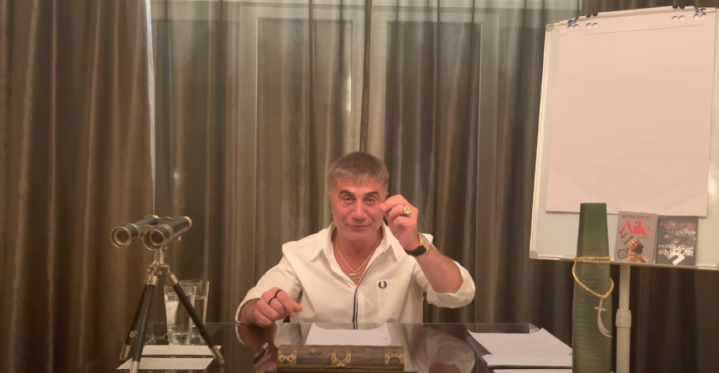O αρχιμαφιόζος Σεντάτ Πεκέρ “ξαναχτυπά” με νέο βίντεο – Τι αποκαλύπτει για το εμπόριο όπλων στην Συρία (vid)