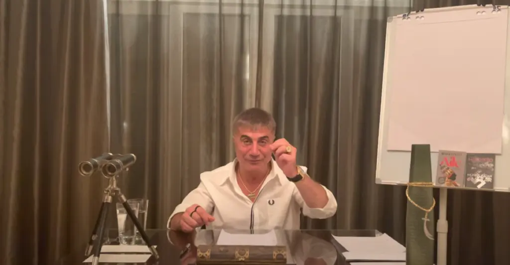 O αρχιμαφιόζος Σεντάτ Πεκέρ “ξαναχτυπά” με νέο βίντεο – Τι αποκαλύπτει για το εμπόριο όπλων στην Συρία (vid)