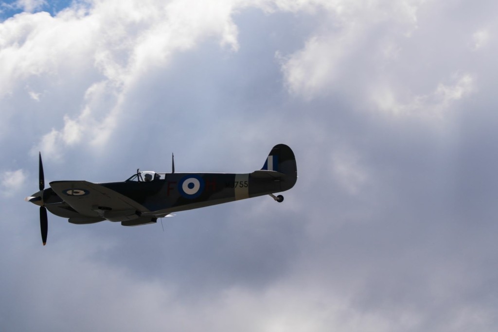 To ιστορικό αεροσκάφος Spitfire επέστρεψε στην Αθήνα – Εντυπωσιακές εικόνες