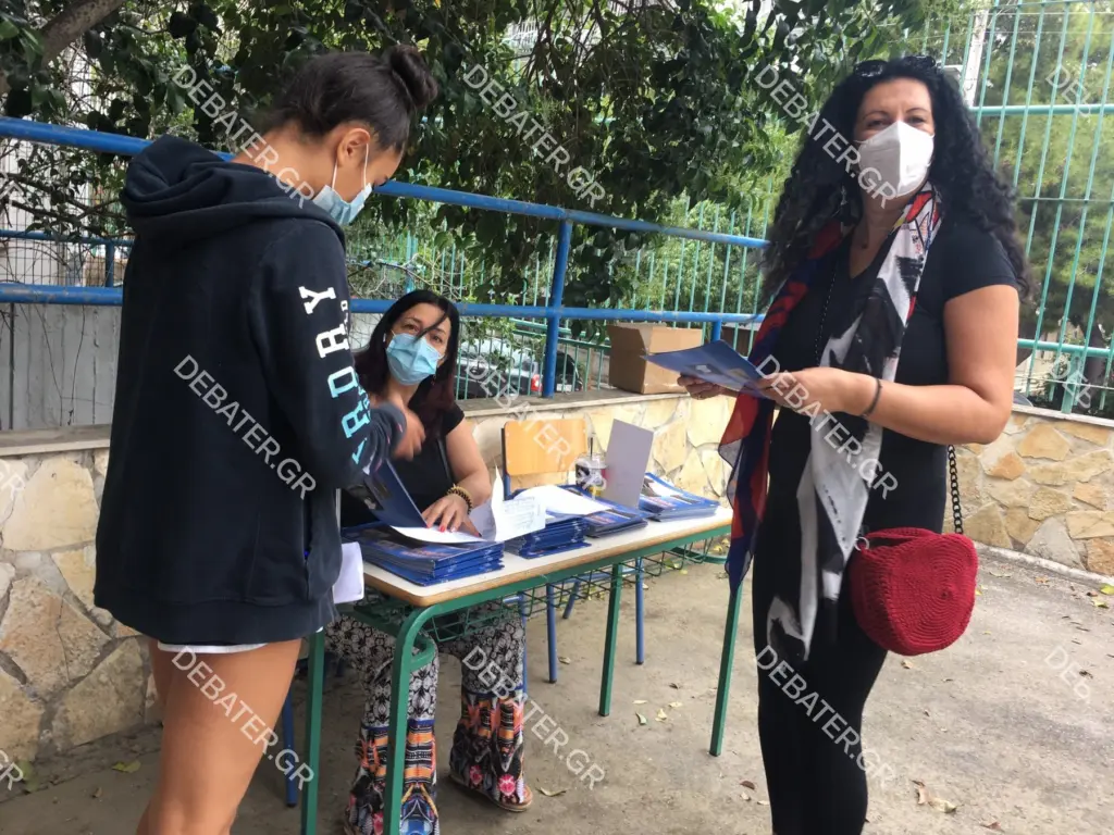 Στο πλευρό των υποψηφίων οι γονείς – Με λευκώματα και γλυκά τους υποδέχονταν έξω από τις αίθουσες (pics&vid)