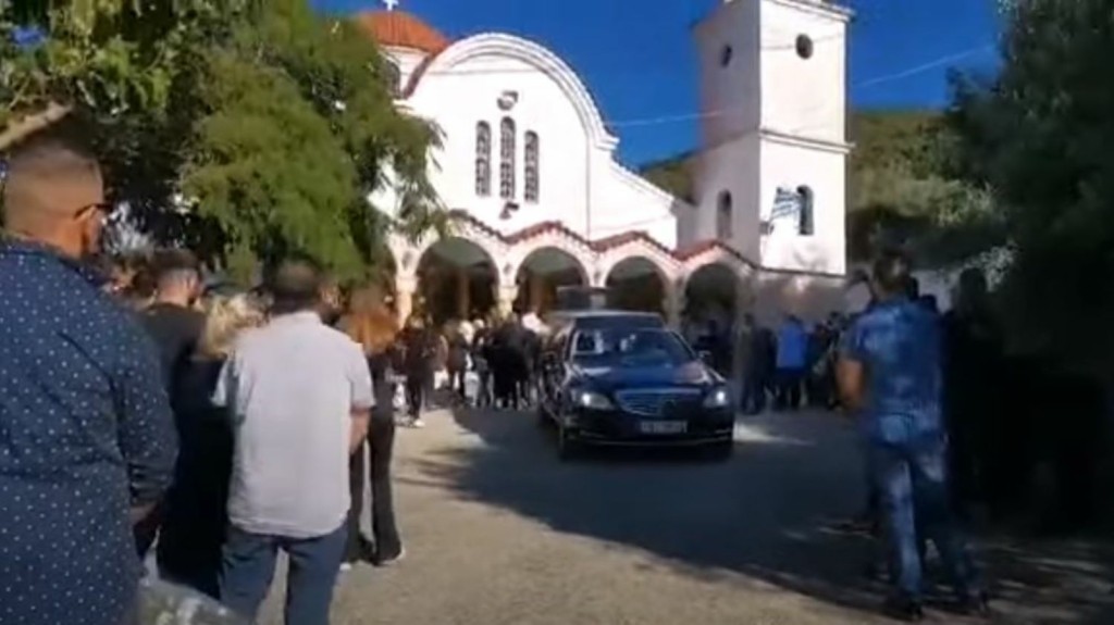 Τραγική φιγούρα στην κηδεία του Τάσου Μπερδέση η μητέρα του – “Αφήστε με να δω το παιδί μου” (vids)