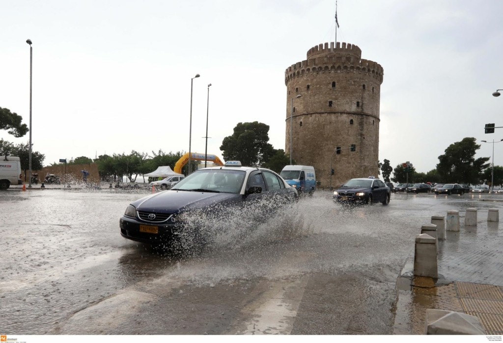 Πλημμύρισαν οι δρόμοι της Θεσσαλονίκης από την ισχυρή καταιγίδα (pics&vid)