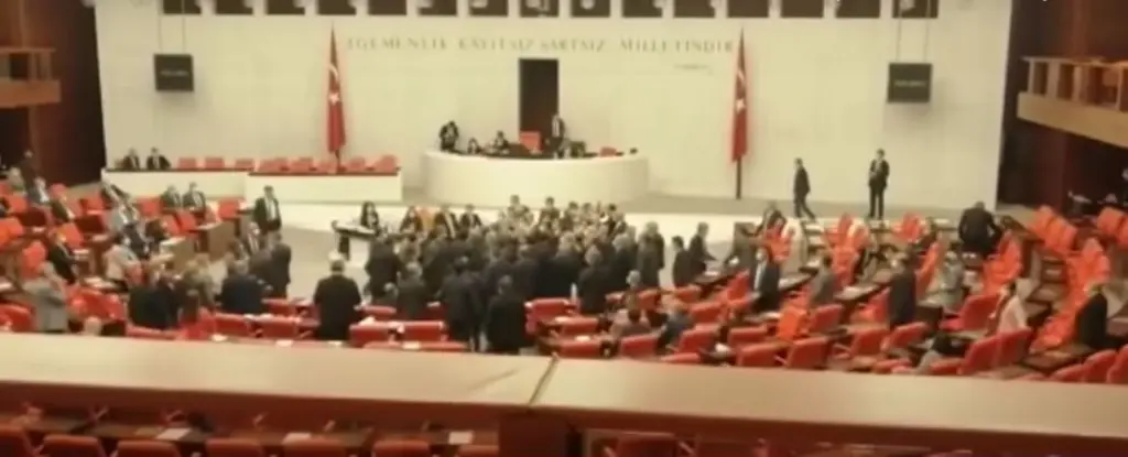 Έπεσε “ξύλο” στο κοινοβούλιο της Τουρκίας – Βουλευτές πιάστηκαν στα χέρια για τα “μάτια” του Ερντογάν (vid)
