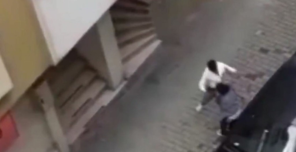 Τούρκος “σπάει” στο ξύλο την έγκυο σύζυγο του στη μέση του δρόμου  (σκληρές εικόνες)