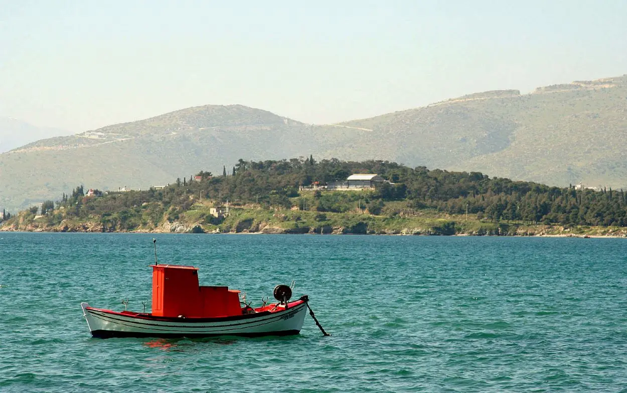 Θρίλερ με πτώμα γυναίκας που επέπλεε στο λιμάνι του Βόλου