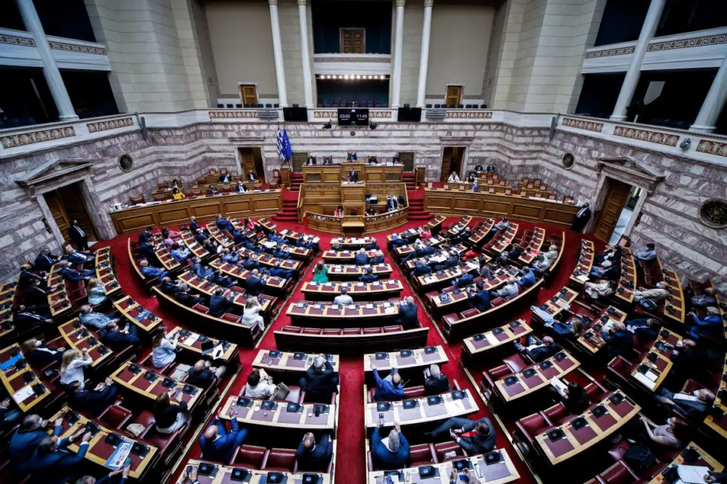 Χαμός στη Βουλή μετά τον ανασχηματισμό – Στο επίκεντρο η -μη- υπουργοποίηση Αποστολάκη και ο Πλεύρης