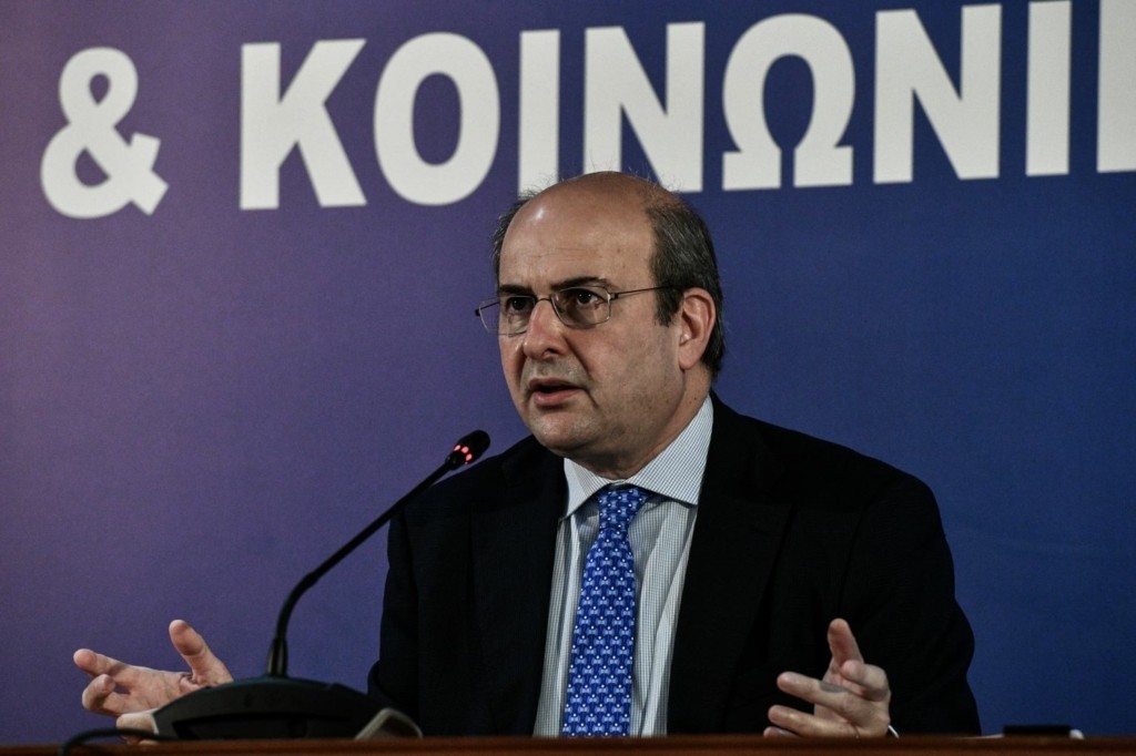 Ο Κωστής Χατζηδάκης παρουσιάζει τα “πλεονεκτήματα” του νέου ασφαλιστικού