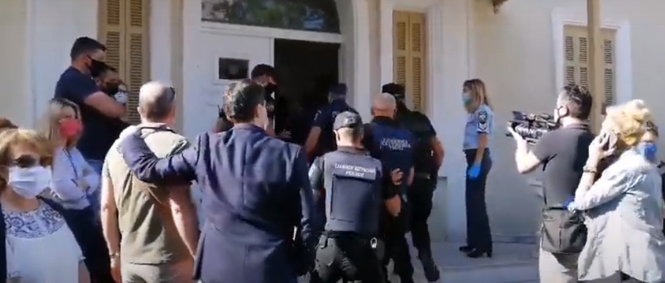 Αναβλήθηκε η δίκη του 45χρονου για την αιματηρή επίθεση με τσεκούρι στη ΔΟΥ Κοζάνης (vid)
