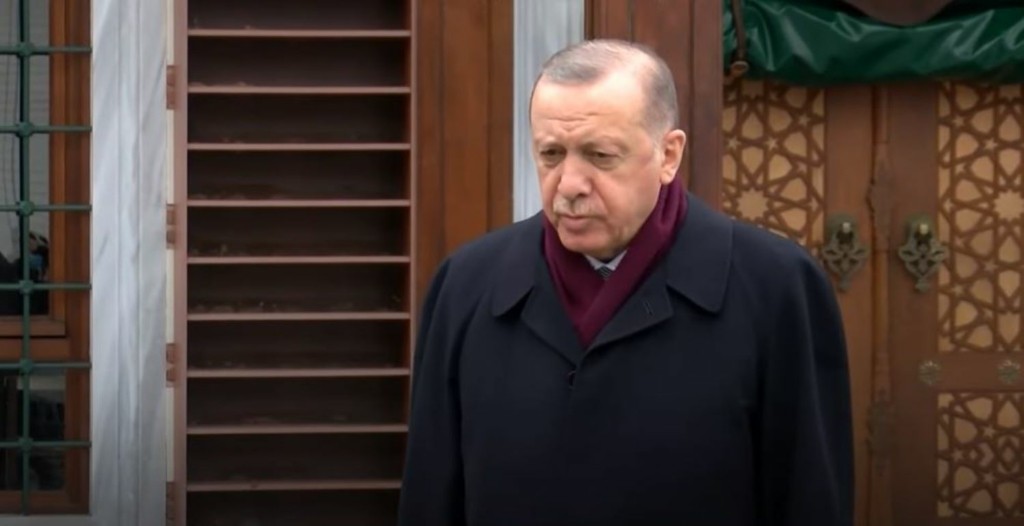 Ο Ερντογάν “προσκυνά” τον πλανητάρχη – Η στιγμή που “σαρώνει” τα social media (vid)