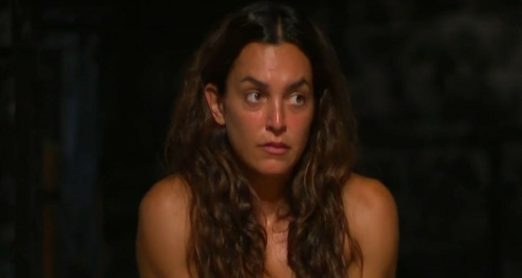 Η Καρολίνα Καλύβα λέει “αντίο” στο Survivor – Η ομαδική αγκαλιά, η μεγάλη σύσκεψη των Amigos και τα σχόλια του Twitter (vids)