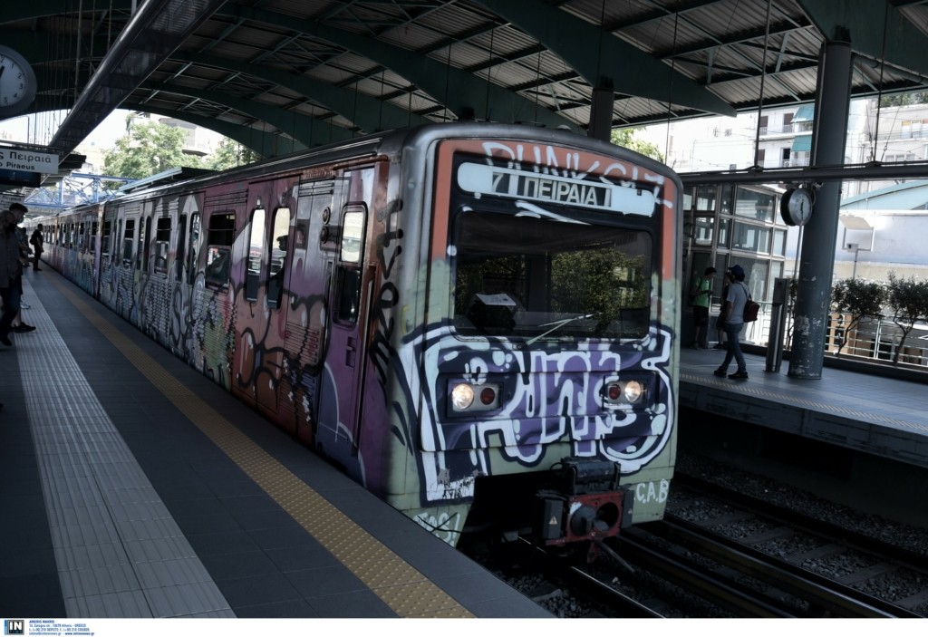 Φωτιά στις γραμμές του ΗΣΑΠ μεταξύ Πειραιά και Φαλήρου – Διακοπή κυκλοφορίας των συρμών