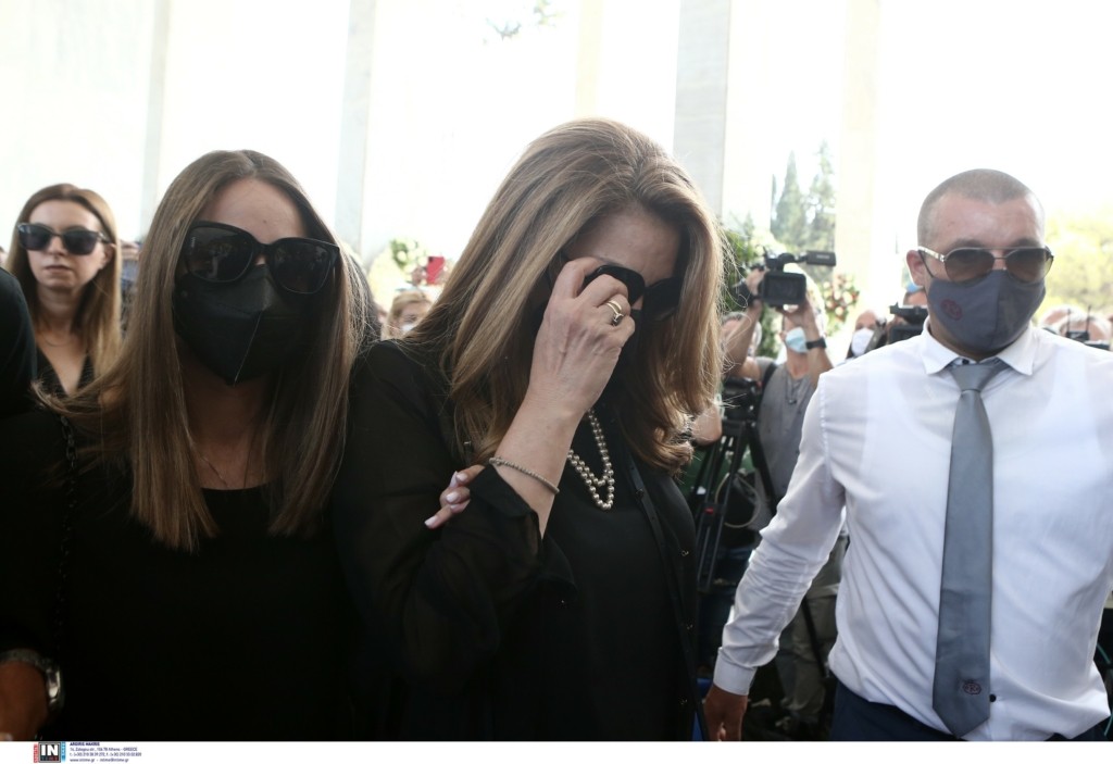 Στα μαύρα η Άντζελα Γκερέκου και η κόρη τους αποχαιρετούν τον Πρίγκιπά τους (pics)