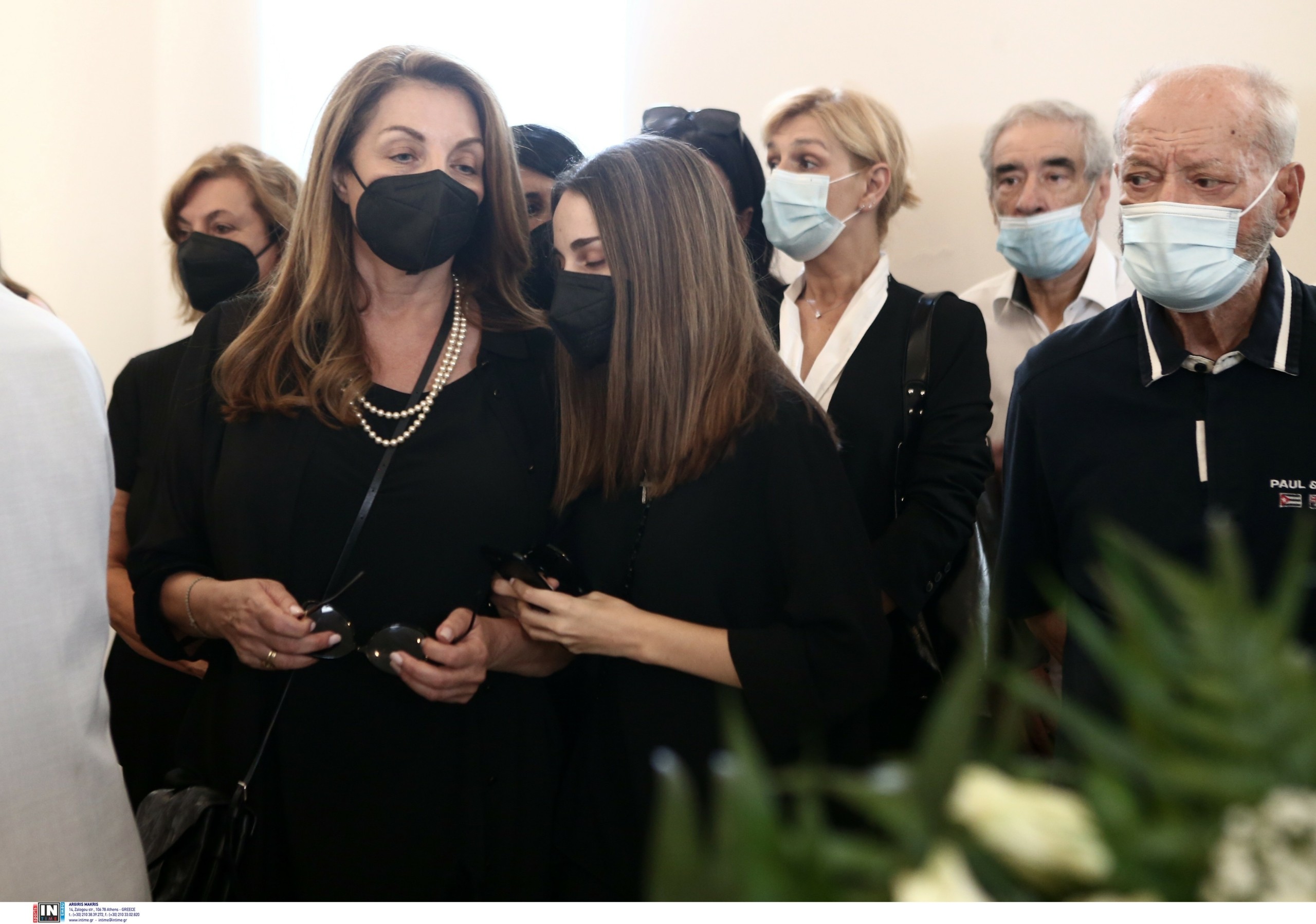 Αποχαιρετούν τον Τόλη Βοσκόπουλο – Συντετριμμένες η κόρη του και η Άντζελα Γκερέκου (pics&vid)