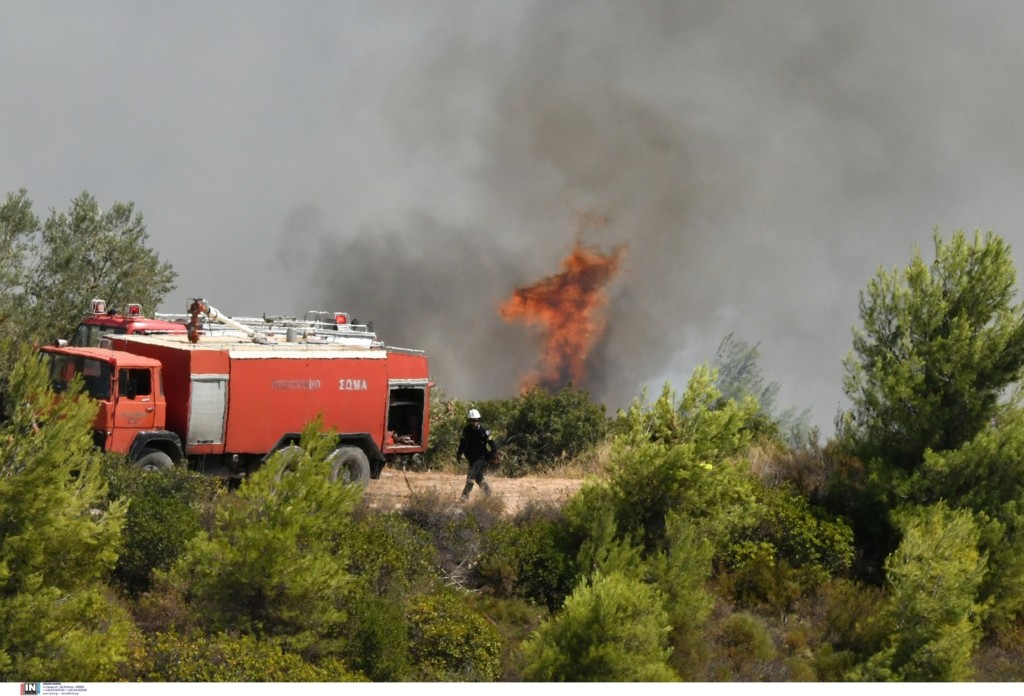 Συνεχίζεται η μάχη με τις φλόγες στη Δροσιά Αχαΐας – Σηκώθηκαν τα εναέρια μέσα (pics&vid)