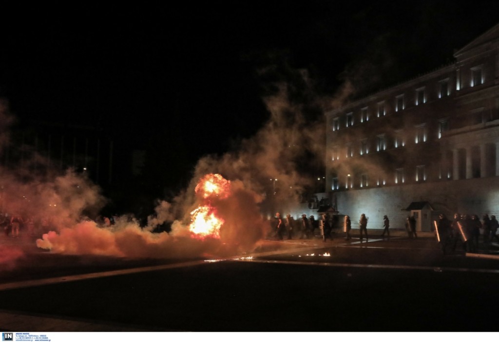 Επεισόδια και χημικά στην πορεία των αντιεμβολιαστών στο Σύνταγμα (pics&vid)