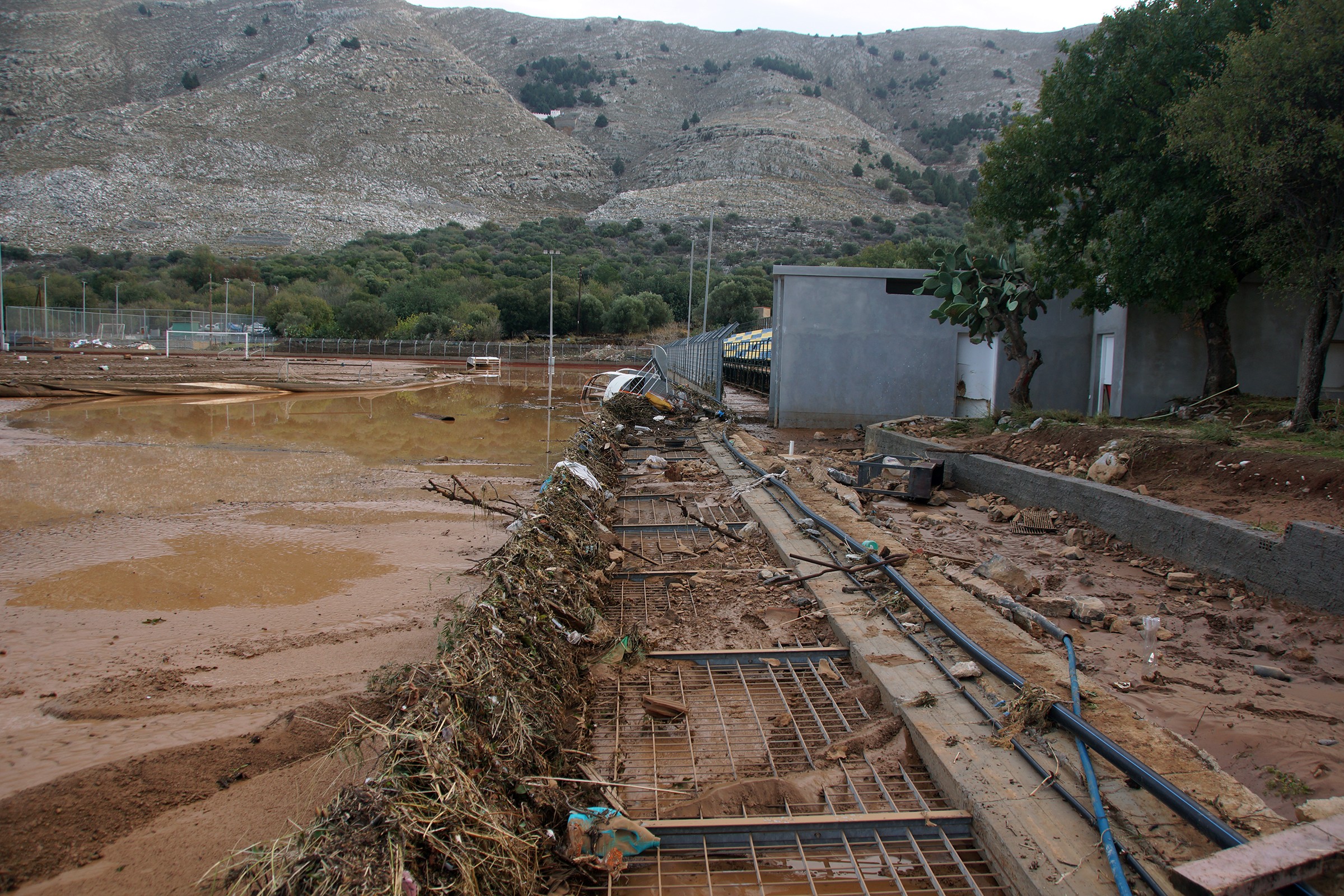 Η Ψυχρή Λίμνη σφυροκόπησε την Κοζάνη – Εκσφεδονίστηκαν στέγες σπιτιών (pics)