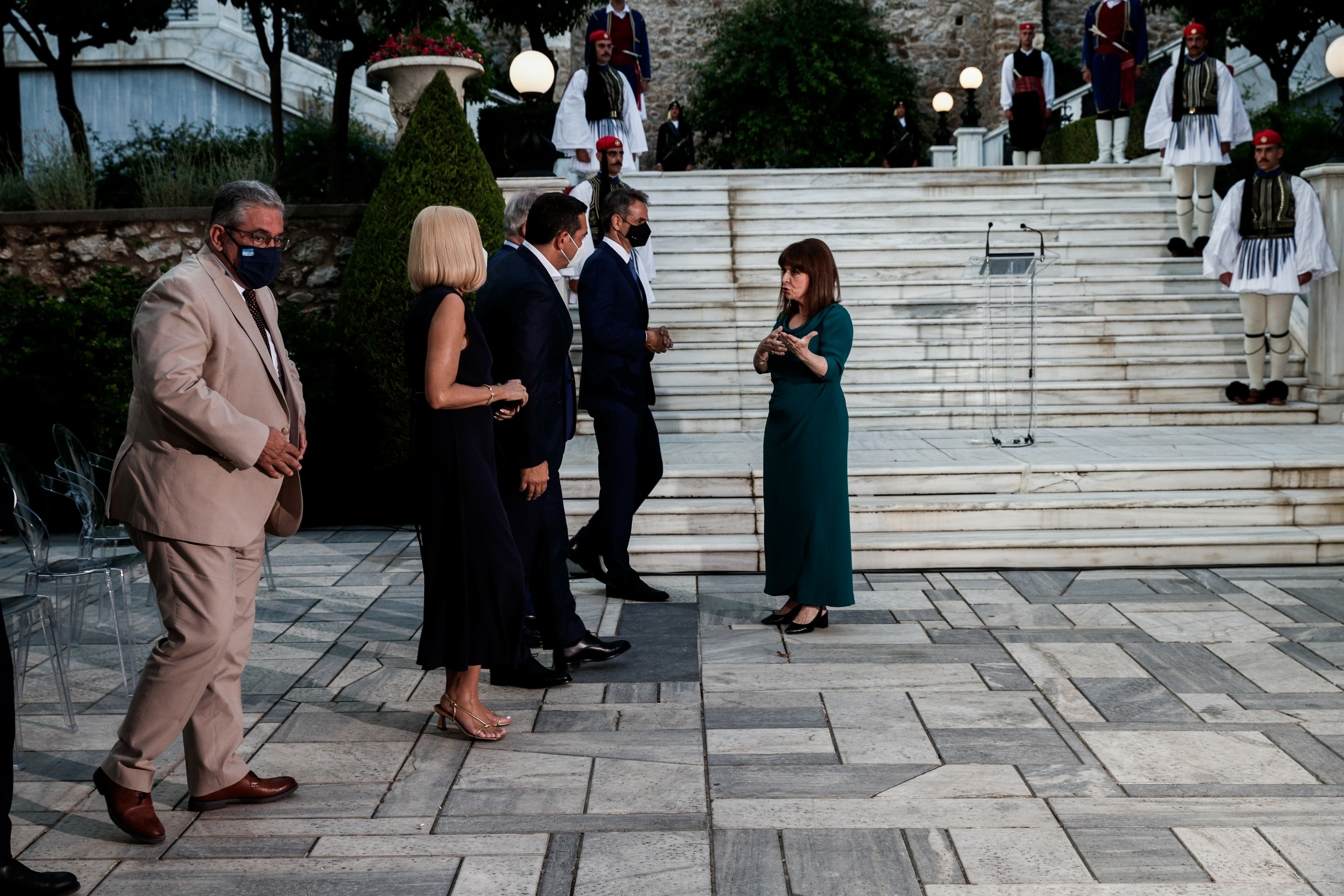 Όλα όσα ειπώθηκαν στα “πηγαδάκια” στη δεξίωση για την επέτειο της Αποκατάστασης της Δημοκρατίας