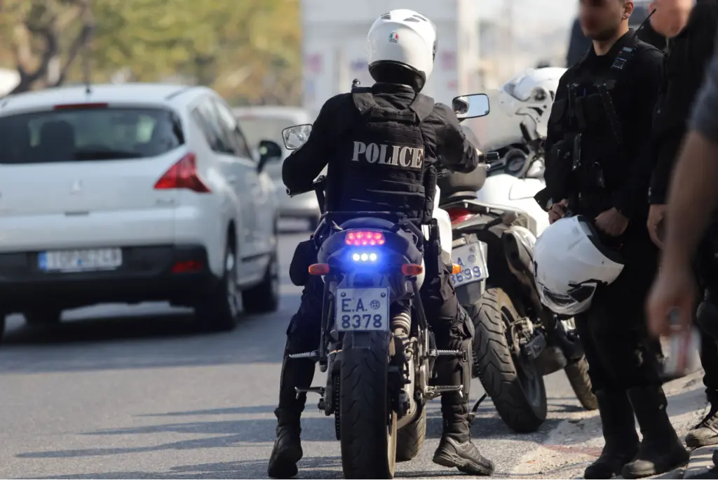 Πιάστηκαν με κλεμμένα διαβατήρια και πλαστά πιστοποιητικά μέσα στο πλοίο