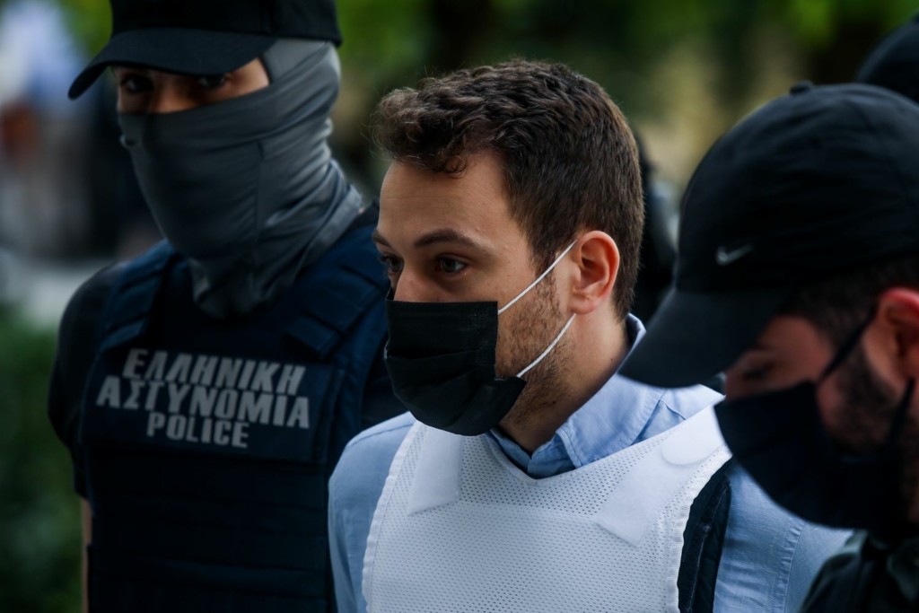 Προκαλεί ο Μπάμπης Αναγνωστόπουλος – Μελετάει νομικά βιβλία  για να ετοιμάσει την υπεράσπιση του (vid)
