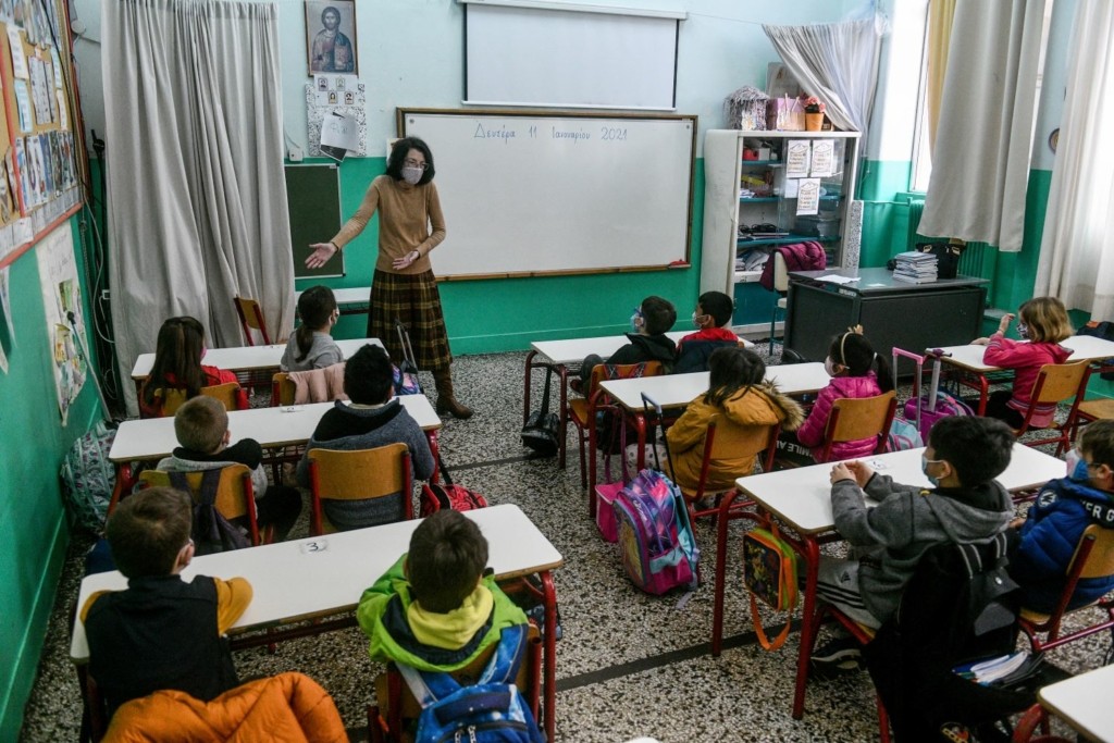 Σε επιφυλακή για το άνοιγμα των σχολείων – Το “όπλο” του εμβολίου, τα self-test και ο ρόλος των παιδιάτρων