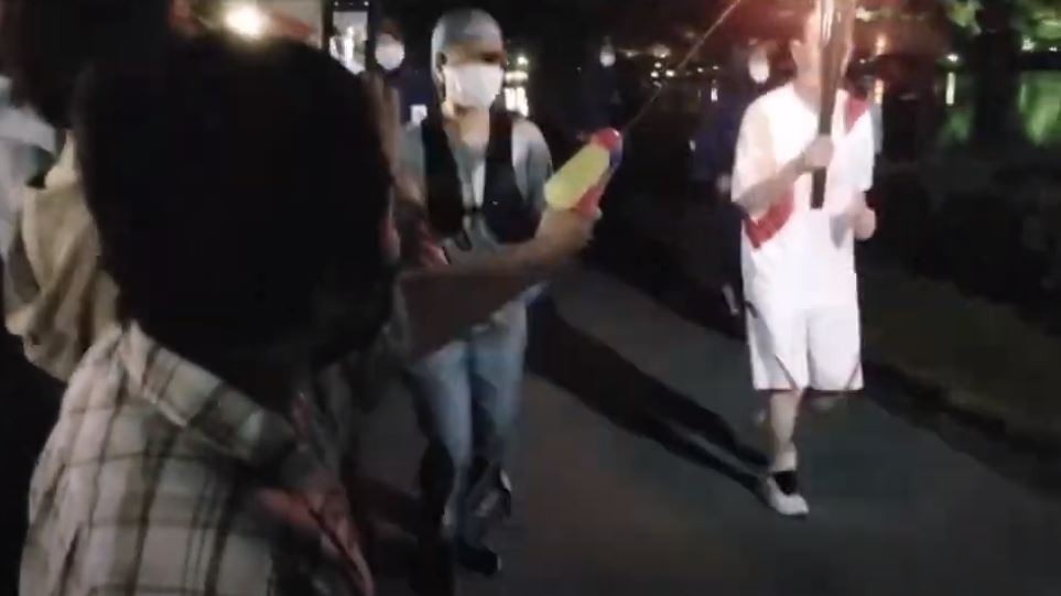 Το είδαμε κι αυτό! Προσπάθησε να σβήσει την Ολυμπιακή φλόγα με νεροπίστολο (vid)