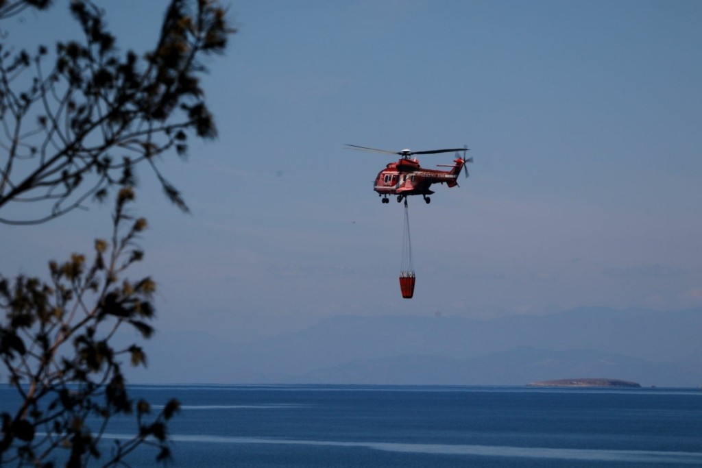 Οι εντυπωσιακοί ελιγμοί του ελικοπτέρου που ρίχνεται στη μάχη με τις φλόγες στη Πρέβελη (vid)