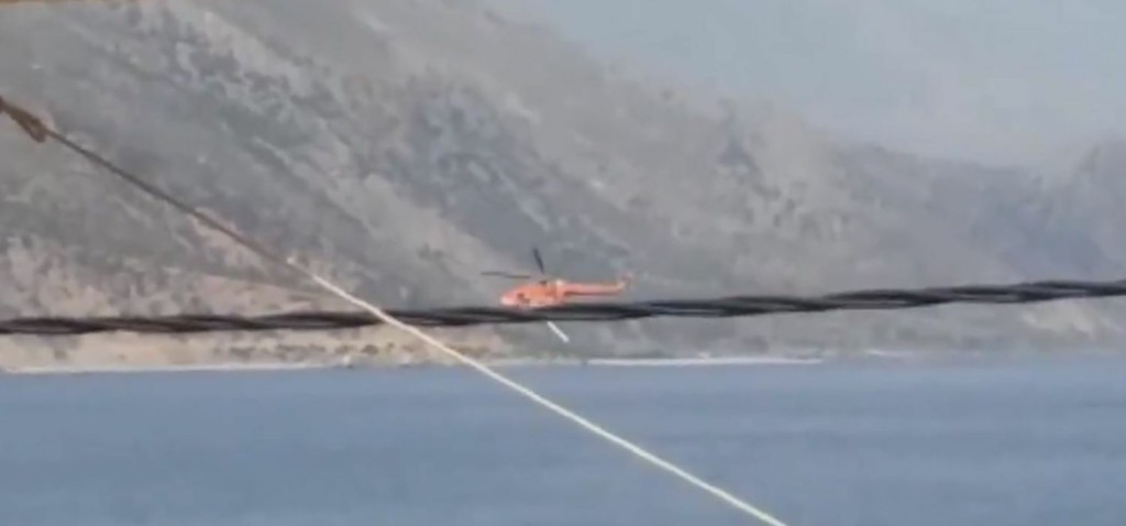 Ανεξέλεγκτη η φωτιά στο Κακοδίκι Κρήτης – Εκκενώθηκαν σπίτια (vids)