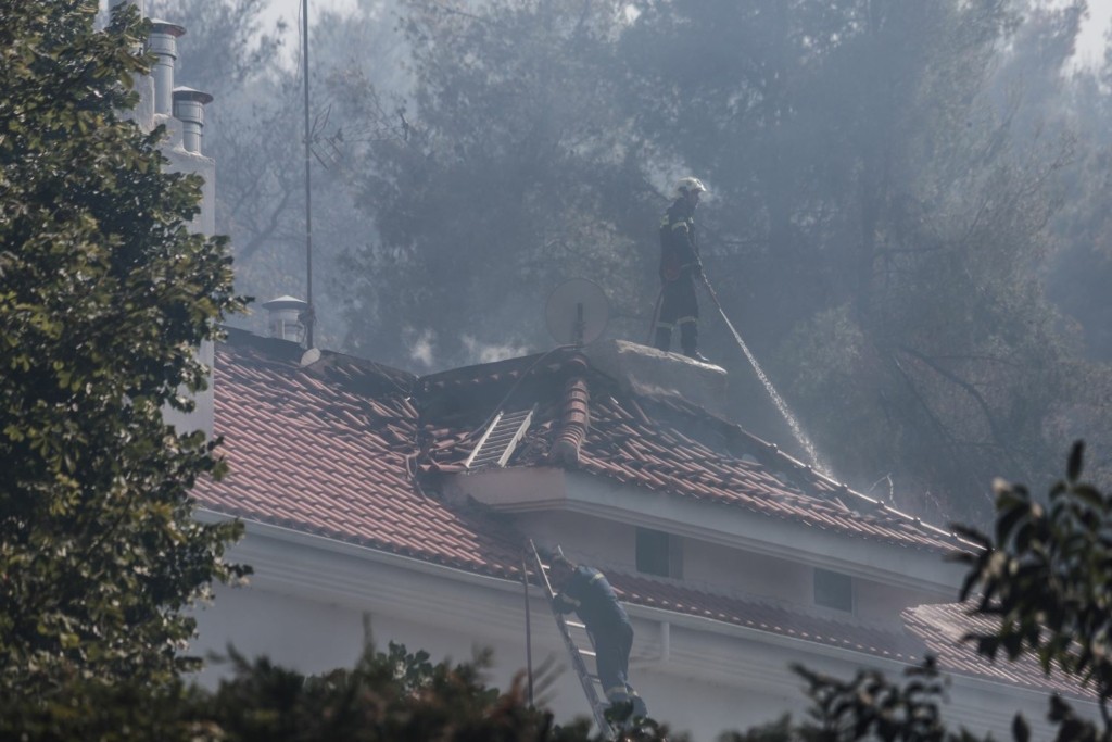 Σπίτι καίγεται στον Διόνυσο – “Παλεύουν” τα ελικόπτερα να σβήσουν τη φωτιά (vid)