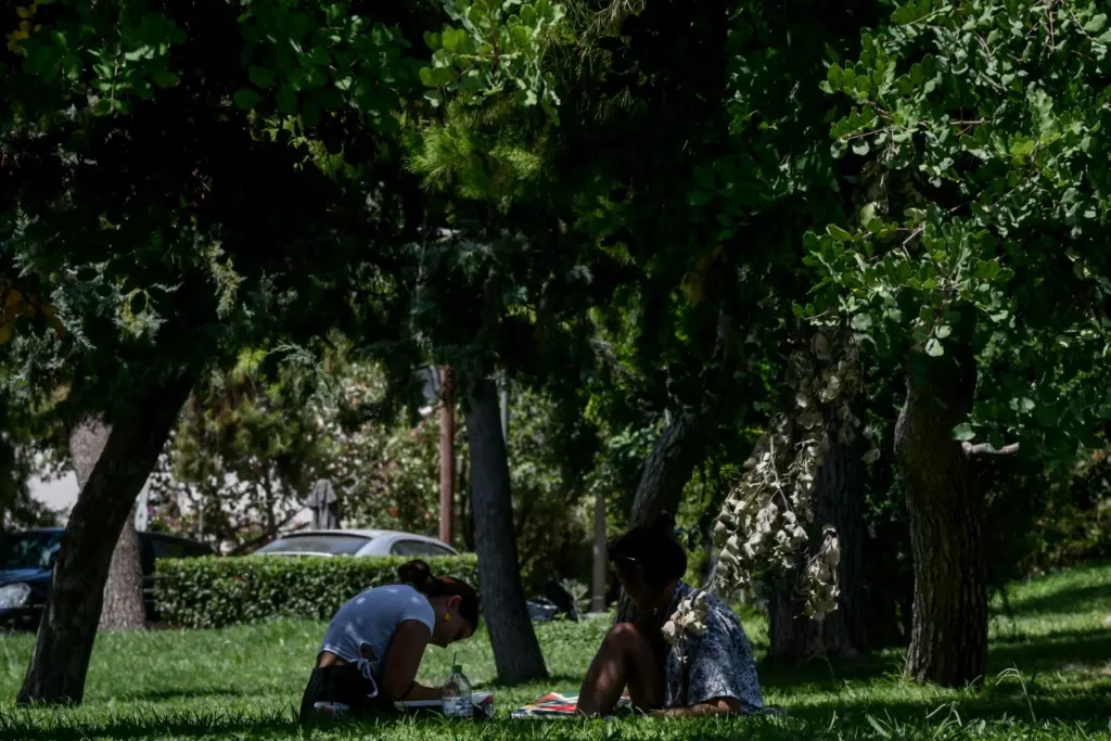 “Ανοιξιάτικος” καιρός με αύξηση της θερμοκρασίας την Τρίτη… λίγο πριν την κακοκαιρία