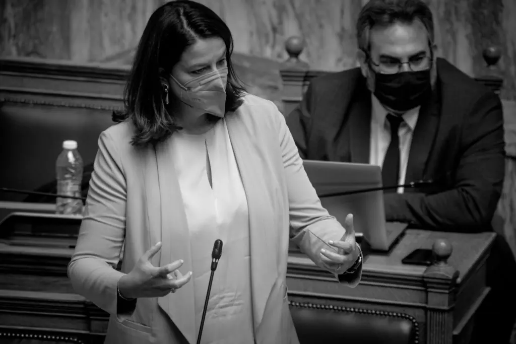 Η Κεραμέως “καλωσορίζει” τη σχολική χρονιά – “Εμβολιαζόμαστε, ελεγχόμαστε και ξεκινάμε δια ζώσης”