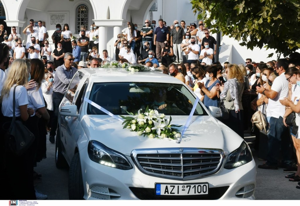 Ανείπωτος θρήνος για τη Γαρυφαλλιά – Φώναζαν το όνομά της κρατώντας τη νεκροφόρα για να μην φύγει μακριά τους (pics)
