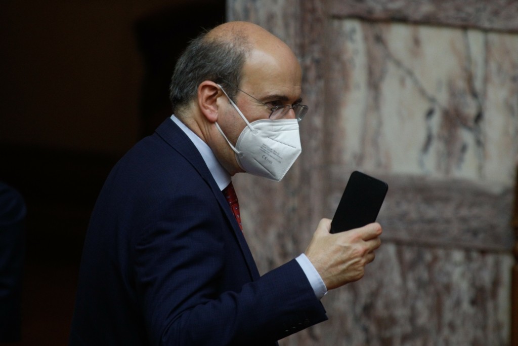 Έξαλλος ο Χατζηδάκης με τους υπαλλήλους του ΕΦΚΑ – “Κλεισμένοι στο καβούκι τους και τη στενοκεφαλιά τους”